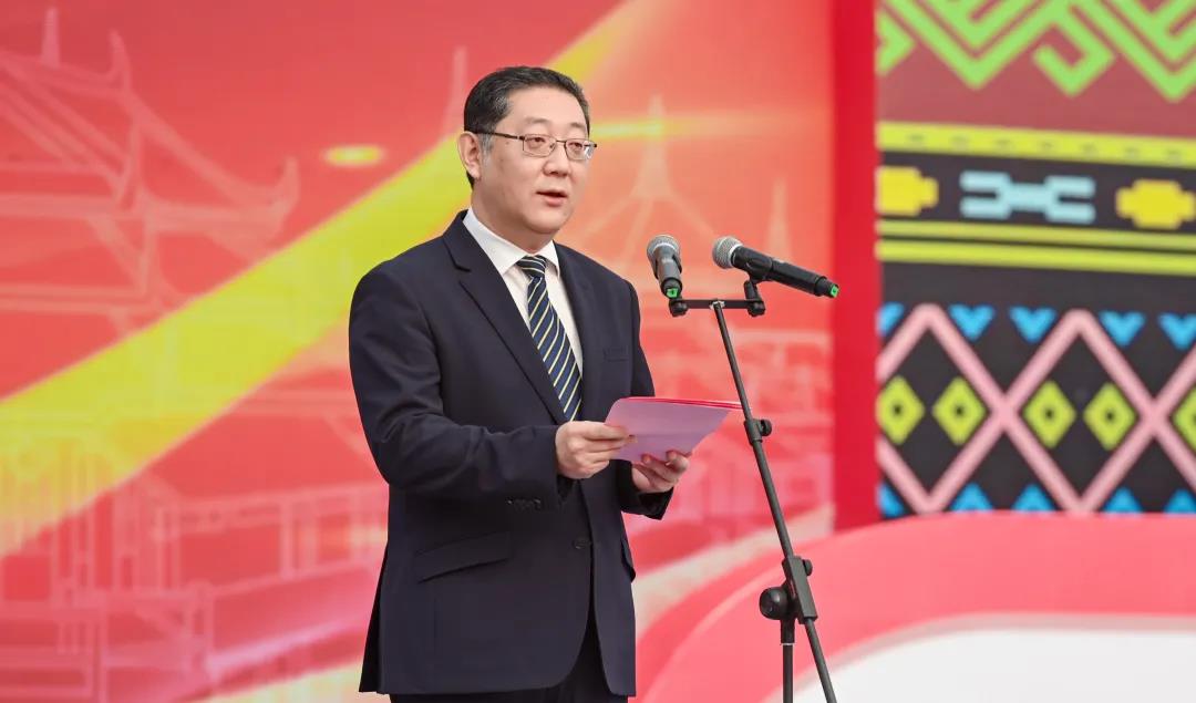 中共柳州市委副書記、柳州市人民政府市長張壯致辭。.jpg