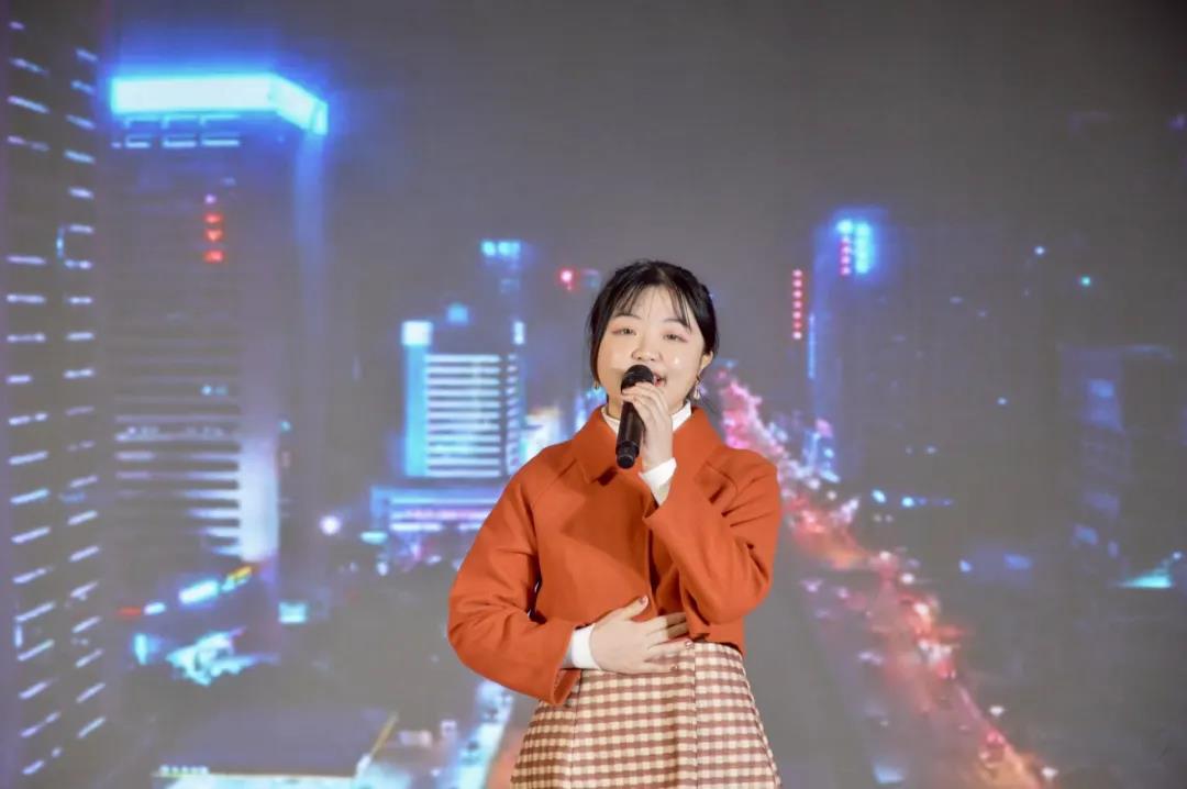 歌曲《永不失聯(lián)的愛(ài)》《我和我的祖國(guó)》-張芊可一.jpg