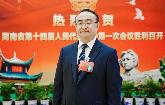 張家界市桑植縣委副書記、縣長梁高武：“喊”回10萬老鄉(xiāng)，和大家一塊過年