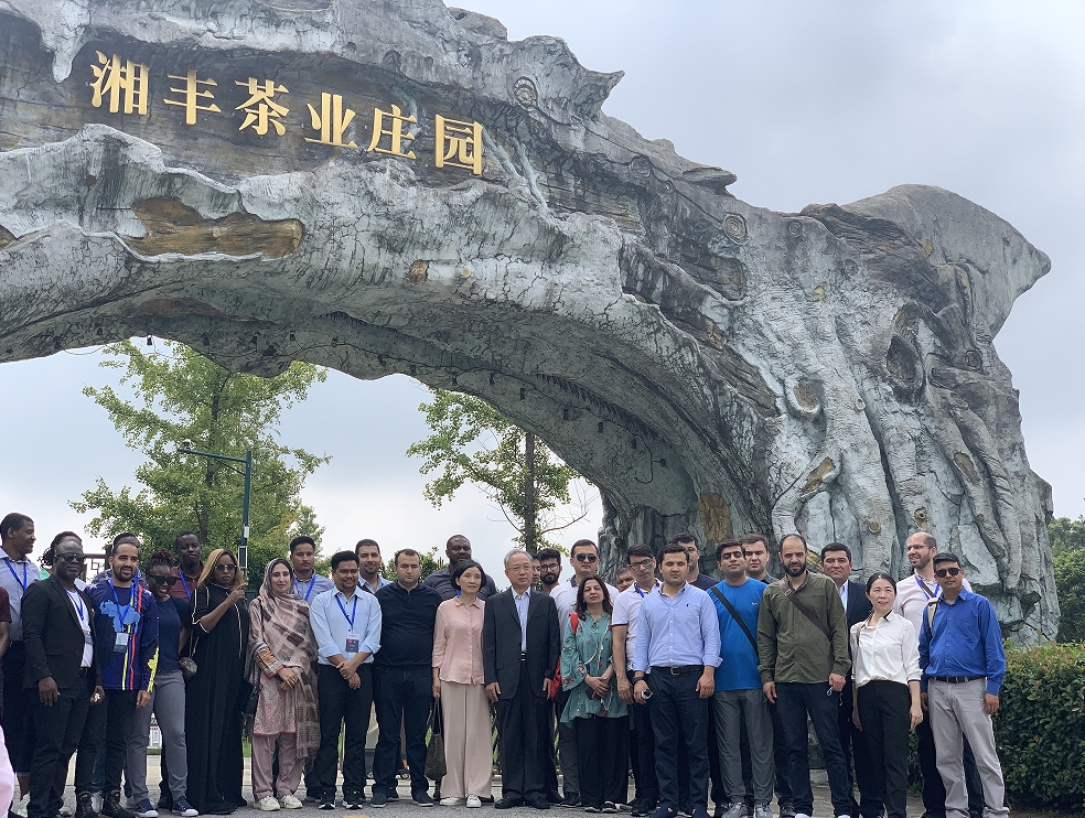 發(fā)展中國家稅務(wù)統(tǒng)計信息化管理官員研修班赴湘豐茶業(yè)集團考察